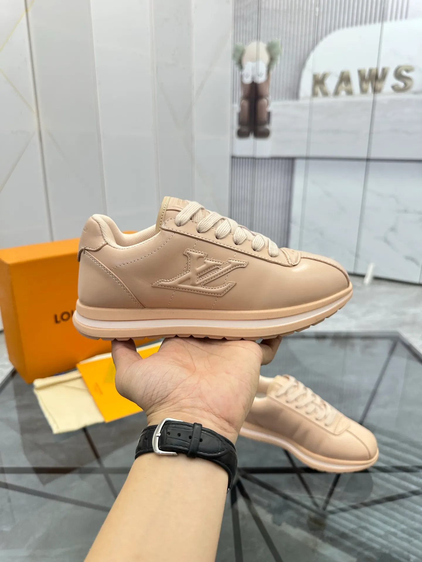 Men's shoes: 💰P700¥ Top quality Product trademark: LV* "Louis Vuitton*" low-top casual shoes Regular size: 35-45 (can be customized to 46) Couple style Product materials: Imported cowhide upper, breathable lining, original outsole. Number: two